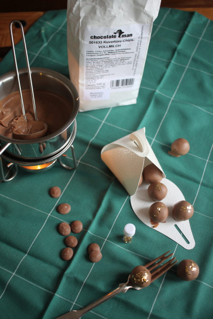 Nougat-Marzipan Pralinen mit Blattgold