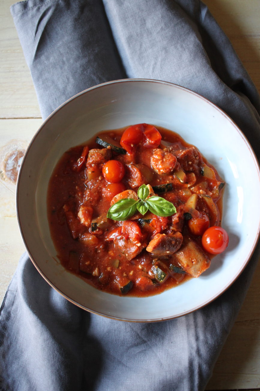 ZucchiniBratwurstPfanne mit Tomatensoße und Schafskäse Herzstück