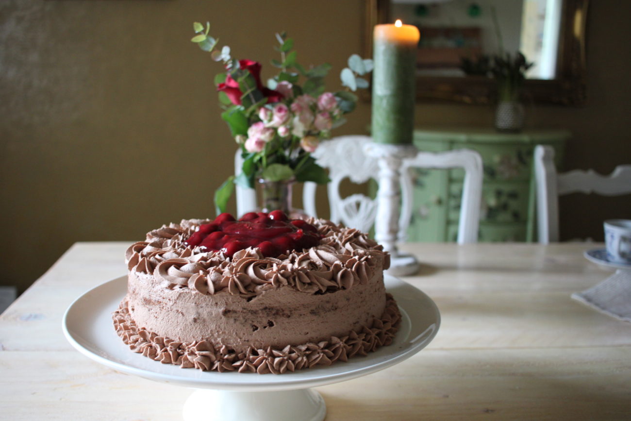 Schokoladen-Sahne Torte mit Kirschen – Herzstück