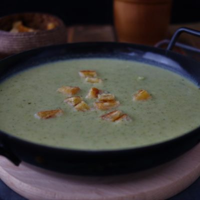 Brokkoli-Cremesuppe mit Croutons