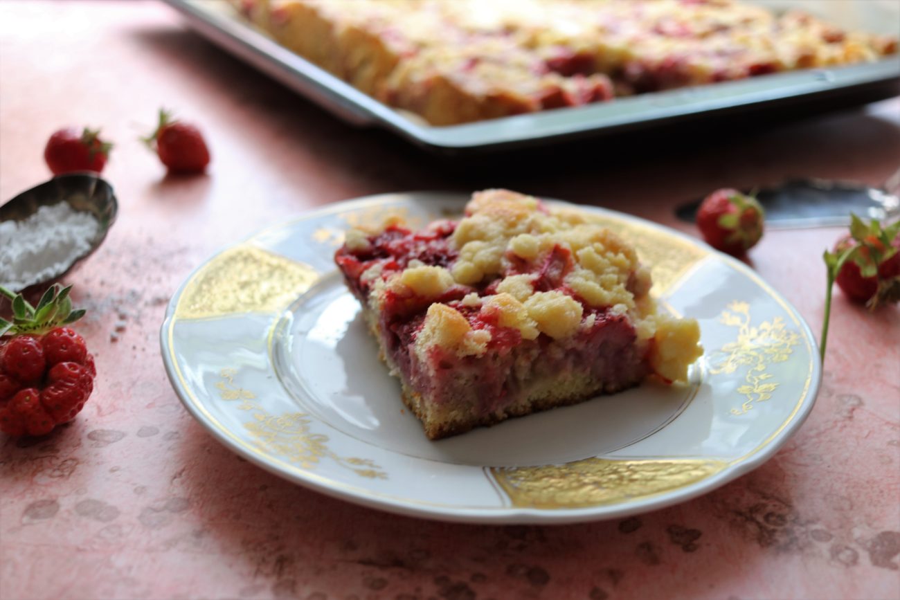 Erdbeer-Rhabarber-Kuchen mit Butterstreuseln | Blechkuchen